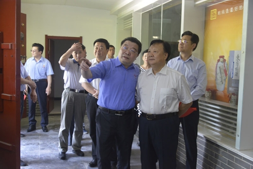 山东省政协副主席陈光 来我公司进行白酒专题调研